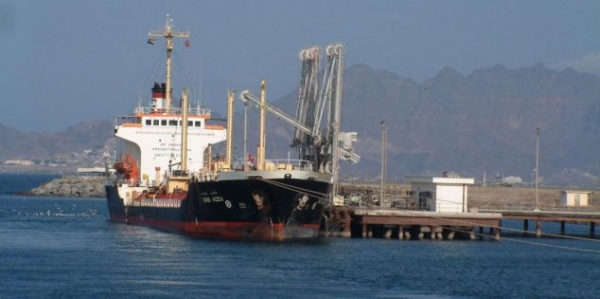 مليشيا الحوثي تتهم التحالف باحتجاز 13 سفينة وقود ومواد غذائية