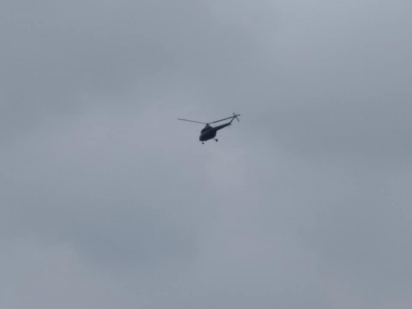 المسؤول الإماراتي يستفز سكان سقطرى بطائرة هليكوبتر