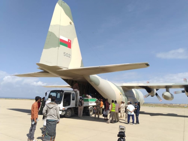 تسع طائرات إغاثة عمانية وصلت سقطرى خلال ثلاثة أيام