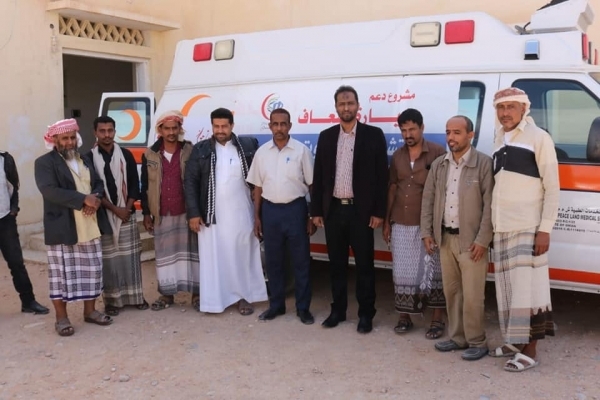 مكتب الصحة في المهرة يتسلم سيارة إسعاف مقدمة من شركة طبية عمانية