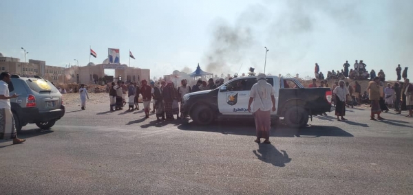 شاهد بالصور ..العشرات من الجنود يحتجون أمام محافظة المهرة للمطالبة بصرف رواتبهم والشرطة العسكرية تفرقهم بالقوة