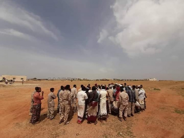 عشرات الجنود من "كتيبة السواحل" يعلنون تبرأهم من التمرد ويرابطون أمام مقر اللواء الأول مشاه بحري في سقطرى