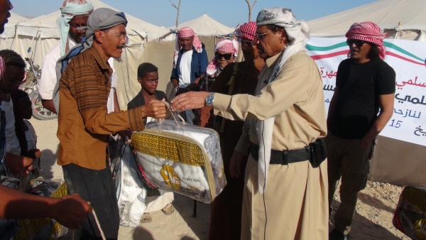 رئيس لجنة الإعتصام السلمي بالمهرة يُدشن مشروع توزيع بطانيات الشتاء في مخيم المسيلة للمتضررين من إعصار لبان