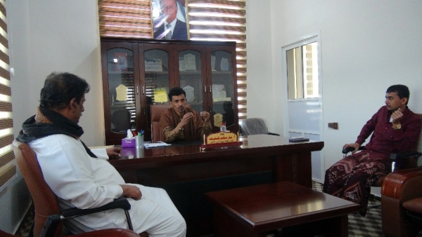 وكيل محافظة المهرة  بدر كلشات يلتقي رئيس لجنة الطوارئ بالاعتصام السلمي لمواجهة فيروس كورونا