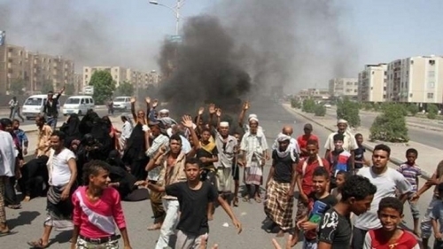 احتجاجات في عدن نتيجة تردي الخدمات وانقطاع التيار الكهربائي