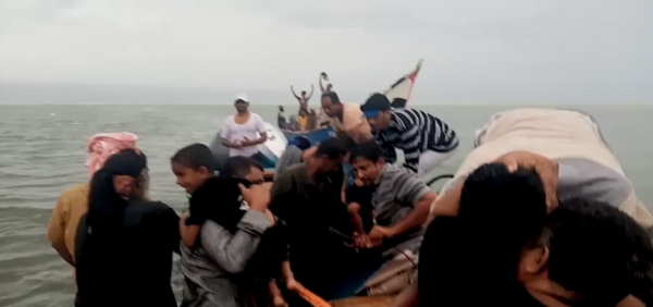 بلحاف ينشر أول فيديو لوصول ركاب سفينة "المنار" المفقودة إلى شواطئ المهرة