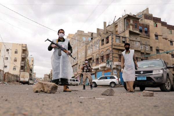 بعد وفاة العشرات خلال 24 ساعة : حكومة الحوثي تصدر قرارا بتنفيذ الحظر  في صنعاء