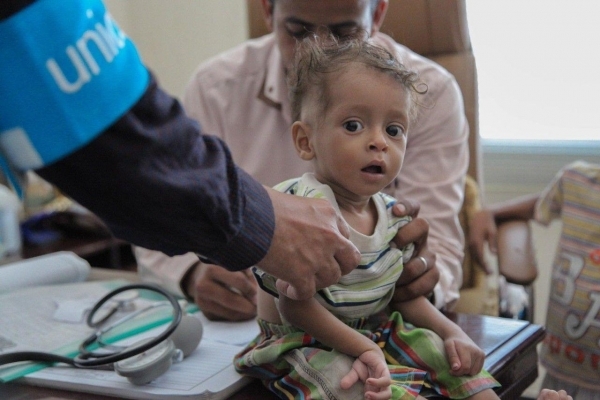 منظمة دولية: آلاف الأطفال اليمنيين على وشط فقدان الرعاية الصحية