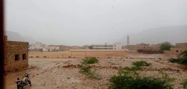 الارصاد الجوية تحذر : بدء التأثيرات المباشرة للحالة المدارية على محافظة حضرموت وهطول الأمطار الغزيرة لا تبشر بالخير