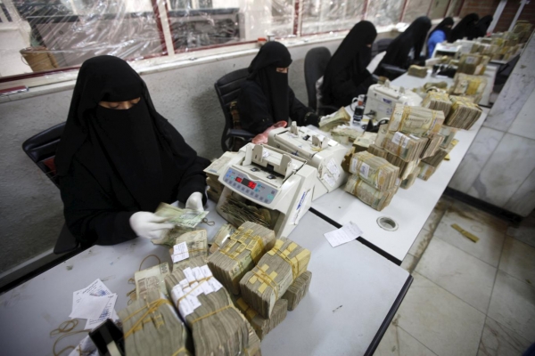 الريال اليمني يتهاوى و الدولار يتجاوز 710 ريال .. أسعار الصرف في صنعاء وعدن