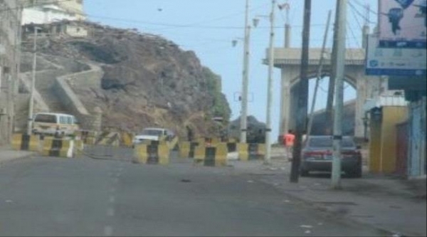 اطقم الحزام الأمني تمنع ابناء المحافظات الشمالية من الدخول الى عدن