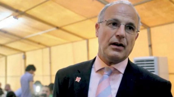 السفير البريطاني في اليمن يطالب الحوثييين السماح للأمم المتحدة بالوصول إلى خزان صافر