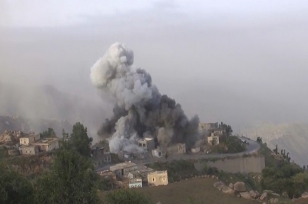 الحوثيون يستهدفون مواقع عسكرية سعودية ويتهمون "التحالف" بإستهداف فريق نزع الألغام في صعدة