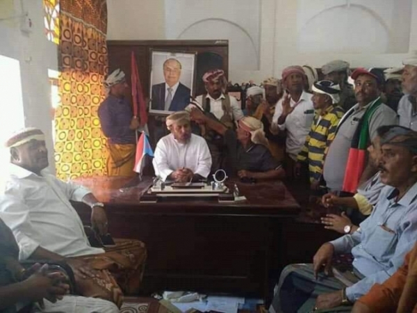 هكذا تعامل أنصار مليشيا الإنتقالي مع صور الرئيس هادي في سقطرى  " صور "