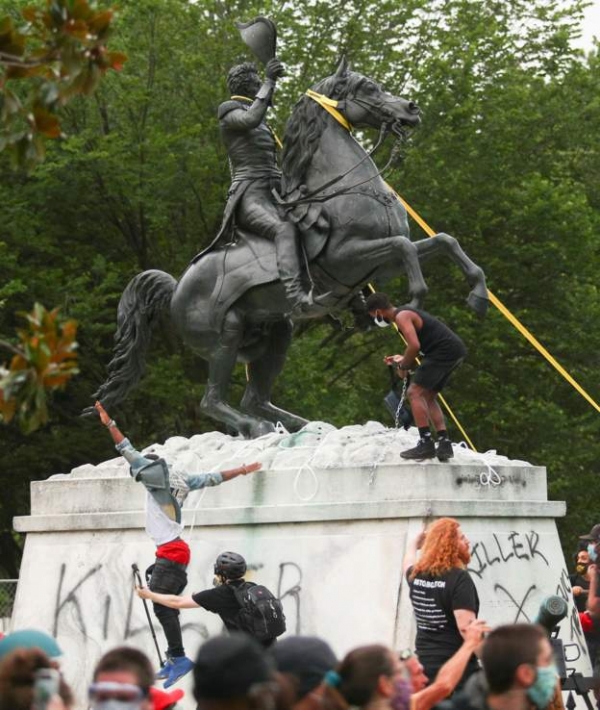 القبض على محتجين في واشنطن بعد محاولة إسقاط تمثال لرئيس أمريكي مات قبل 175 عاما