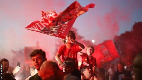 ليفربول يفوز بالدوري الإنجليزي الممتاز: بعد 30 عاماً من الانتظار "صور "