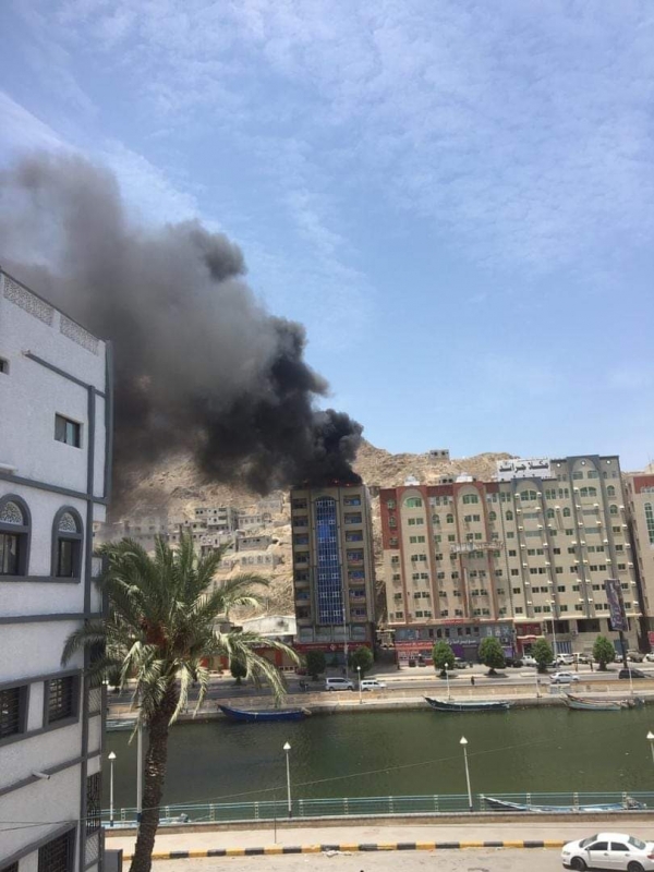 عاجل :اندلاع حريق بأحد فنادق المكلا (صورة)