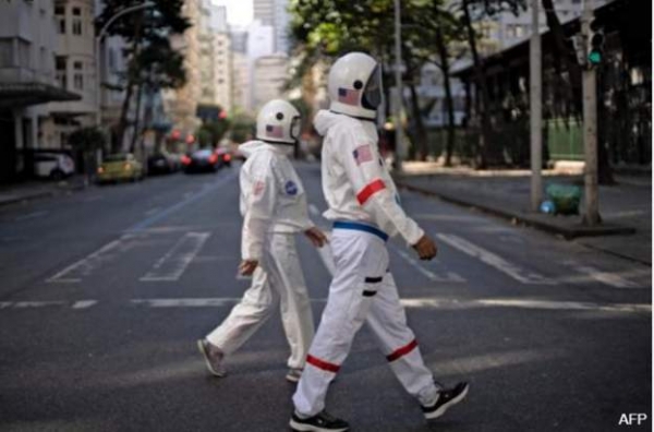 زوجان في البرازيل يرتديان ملابس رواد الفضاء للوقاية من فيروس كورونا "صور "