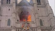 حريق ضخم في كاتدرائية نانت التاريخية غرب فرنسا