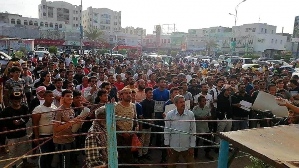 المئات من أبناء عدن ينظمون وقفة احتجاجية على تردي الكهرباء ويحملون "الانتقالي" المسؤولية