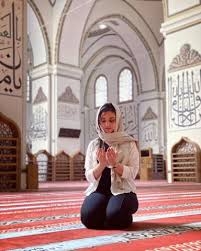 مذيعة يمنية تتعرض لانتقادات حادة بعد نشر صورها في مسجد آيا صوفيا .. "صور"