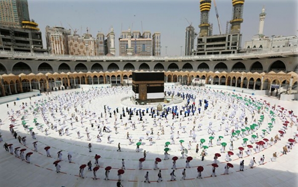 قلة محظوظة في مكة تدعو الله لتخليص العالم من كورونا