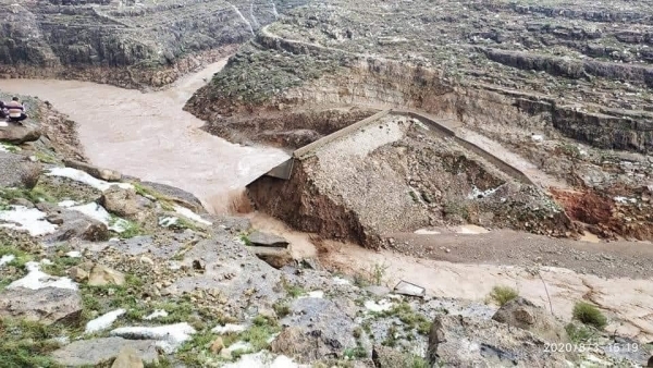 عاجل : انهيار سد مائي في عمران والسيول تتدفق نحو مدينة شبام كوكبان التاريخية