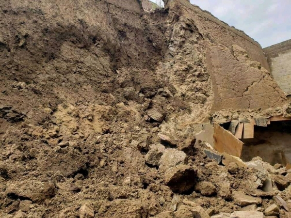 انهيار اجزاء من سور صنعاء القديمة المصنفة في قائمة التراث العالمي "صور"