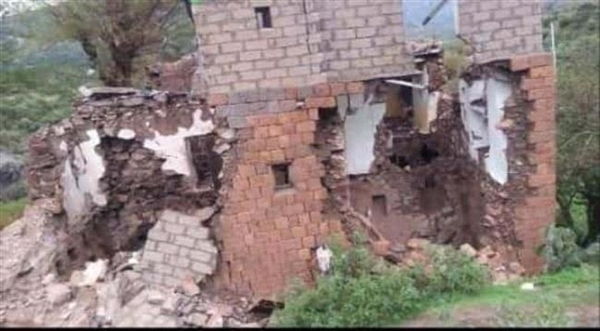 إب ... انهيار عدد من المنازل في العدين جراء الأمطار الغزيرة