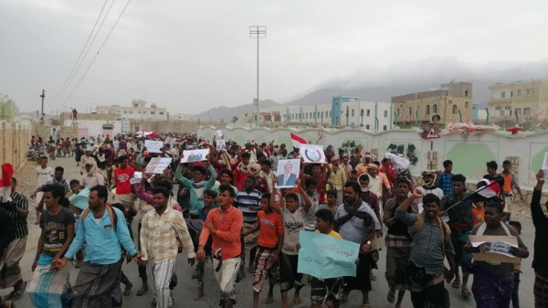 المئات من أبناء سقطرى يحتشدون دعماً للحكومة الشرعية في حديبو .. (صور)