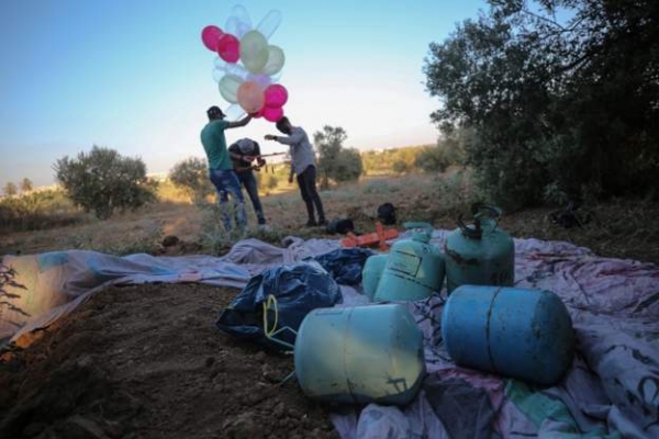 إسرائيل ستوقف شاحنات الوقود إلى غزة ردا على البالونات الحارقة