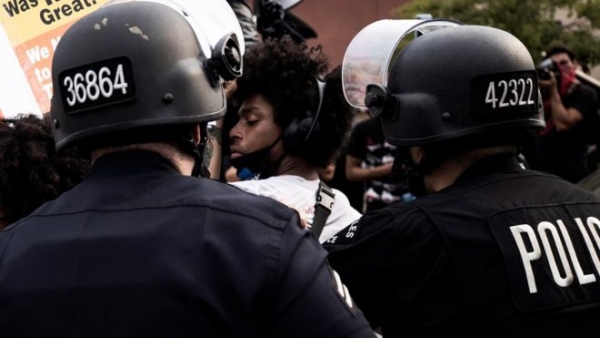 احتجاجات عنيفة في ولاية ويسكنسون الأمريكية بعد إطلاق الشرطة النار على رجل أسود