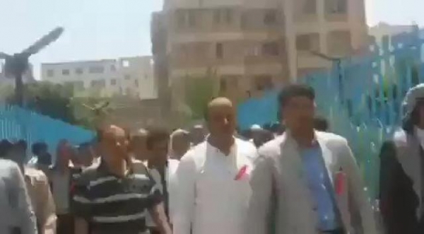 احتجاجات في قلب العاصمة صنعاء تطالب بصرف الرواتب وتهدد بالتصعيد