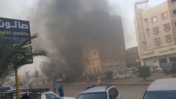 متظاهرون غاضبون يضرمون النيران في شوارع عدن بسبب انقطاع الكهرباء