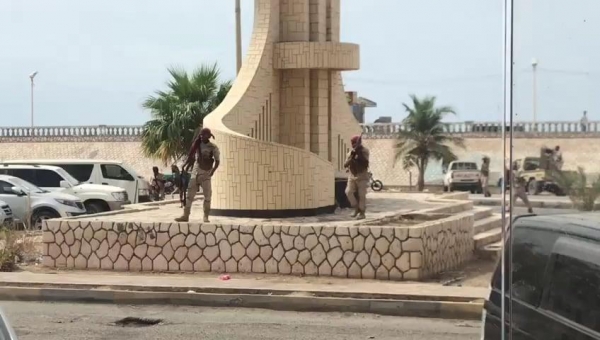 حضرموت.. قوات مدعومة من الإمارات تطلق النار باتجاه متظاهرين في المكلا