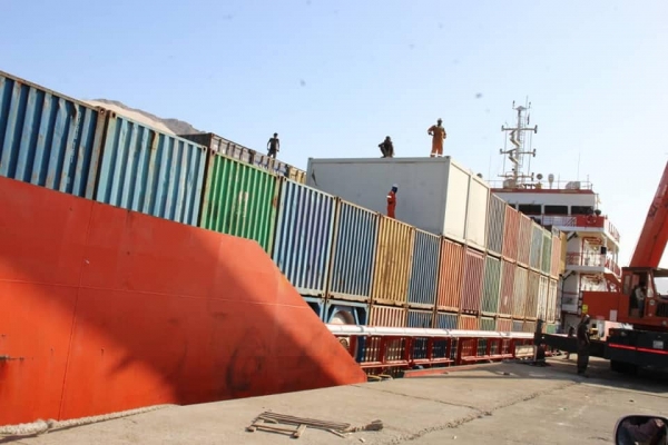 السعودية تخضع للانتقالي وتوجه بإفراغ حمولة سفينة إماراتية في ميناء سقطرى بطريقة غير قانونية