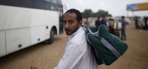 صحيفة: السعودية تقرر إنهاء عقود موظفين يمنيين في محافظاتها الجنوبية
