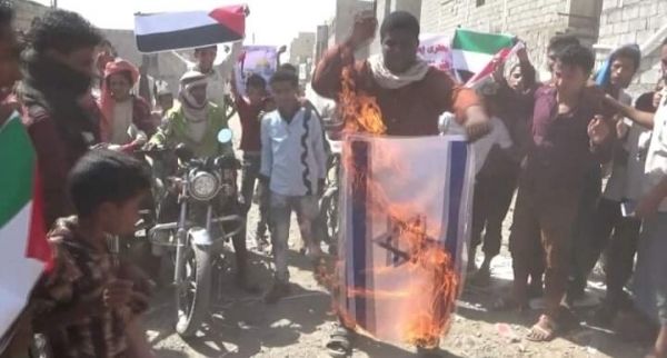 تظاهرة حاشدة في لحج رفضاً للتطبيع والتواجد الاسرائيلي في "سقطرى"