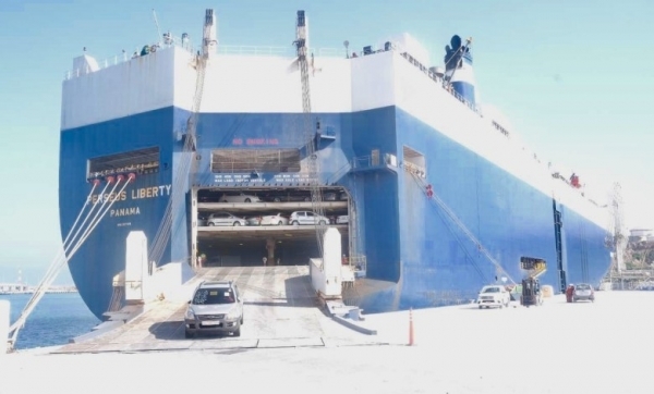 ارتفاع عدد المركبات المستوردة إلى اليمن عبر ميناء صلالة العماني مع تعطيل التحالف للموانئ اليمنية
