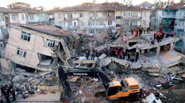 تركيا: زلزال جديد يضرب "إزمير" وارتفاع حصيلة الضحايا إلى 24 شهيد وأكثر من 800 مصاب