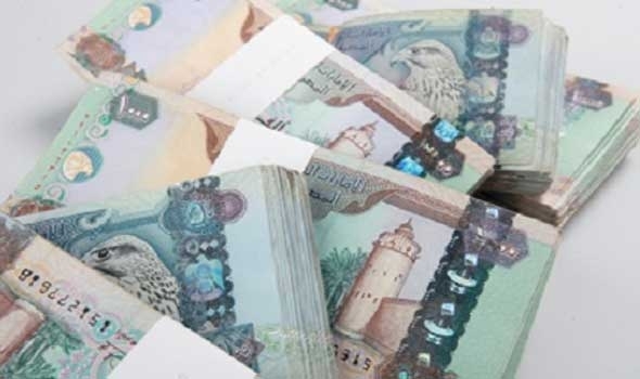 وزير سابق: الإمارات أودعت أموالاً في حسابات 6 مسؤولين يمنيين عقب قصف قوات الجيش في العلم