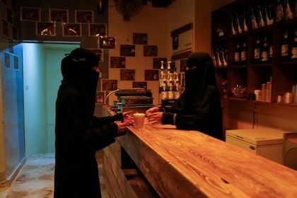  سيدة أعمال بمأرب تفتتح أول مقهى خاص بالنساء رغم ظروف الحرب