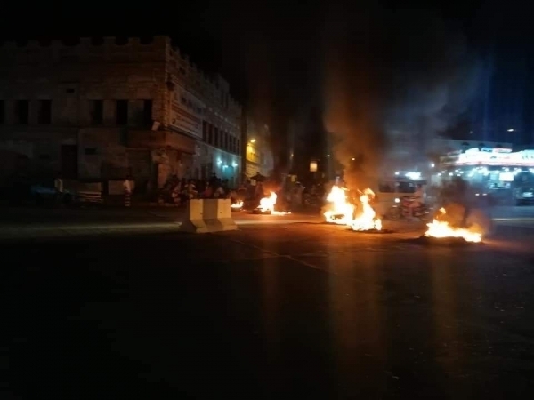 حضرموت: متظاهرون يحرقون الإطارات ويغلقون شوارع المكلا احتجاجاً على انقطاع الكهرباء