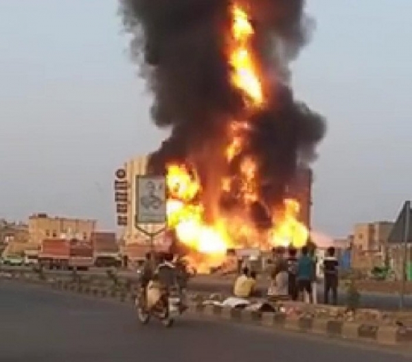 وفاة وإصابة 5 مواطنين جراء اندلاع حريق في محطة للوقود غربي اليمن