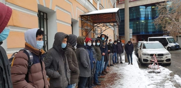 الطلاب اليمنيون بروسيا يعاودون الاعتصام أمام مقر السفارة للمطالبة بمستحقات