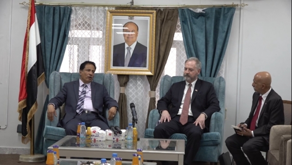 لدى زيارة المهرة.. السفير الإميركي يشدد على تنفيذ اتفاق الرياض والعمل لإنهاء الحرب في اليمن
