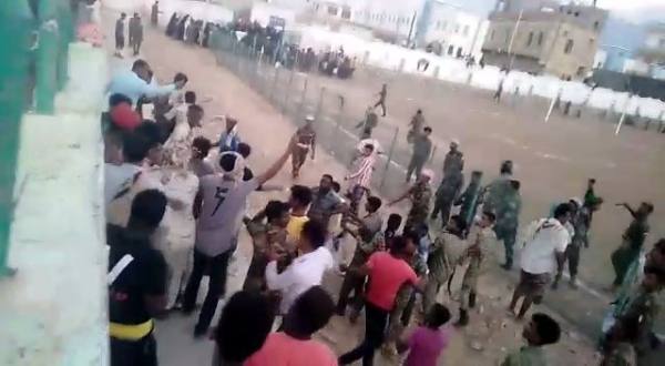 سقطرى: محتجون في حديبو يُفشلون فعالية رياضية للانتقالي عقب الاساءة للعلم الوطني