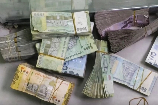 كيف ضاعف انخفاض العملة المحلية متاعب اليمنيين؟