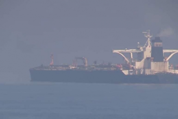 وكالة: انفجار في ناقلة نفط بميناء سعودي إثر هجوم خارجي