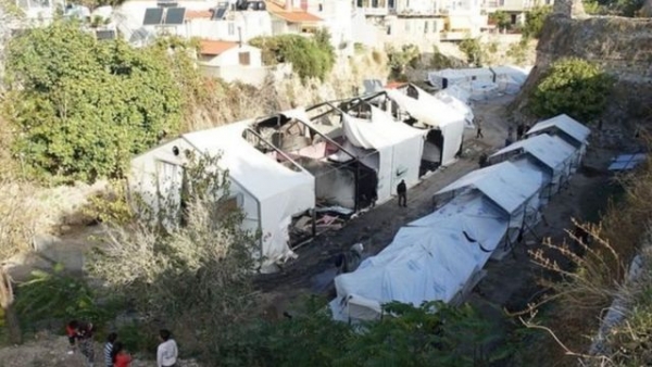 اليونان.. اعتداء عنصري على مخيّم لاجئين أطفال